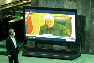 نمایش فیلم کوتاهی  از حاج قاسم سلیمانی در رابطه با وزیر پیشنهادی صمت در مجلس شورای اسلامی