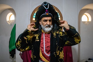 یکی از اعضای  گروه تعزیه چهارده معصوم (ع) محله سعدی شیراز در حال آماده شدن برای اجرای تعزیه  عابِس بن ابی‌شَبیب شاکِری