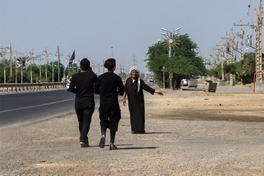 روستاهایی که نزدیک جاده هستند خانه هایشان را به موکب تبدیل کرده اند و از عزاداران پذیرایی می کنند 