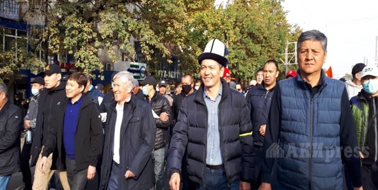 رایزنی برخی مقامات سابق قرقیزستان در میدان مرکزی بیشکک