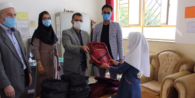 اعطای ٤٠٠ بسته آموزشی به دانش‌آموزان مناطق محروم شرق گلستان