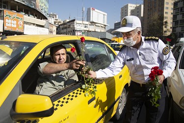 اهدای گل توسط پرسنل راهنمایی و رانندگی به راننده تاکسی همزمان با آغاز هفته نیروی انتظامی