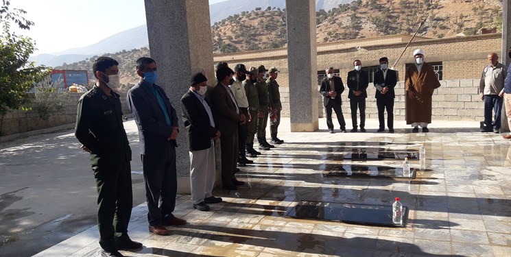 غبارروبی گلزار شهدا قلعه ریسی به مناسبت هفته نیروی انتظامی/تصاویر