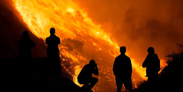 فیلم| آتش‌سوزی کالیفرنیا از کنترل خارج شد/ 90 هزار نفر  تخلیه شدند