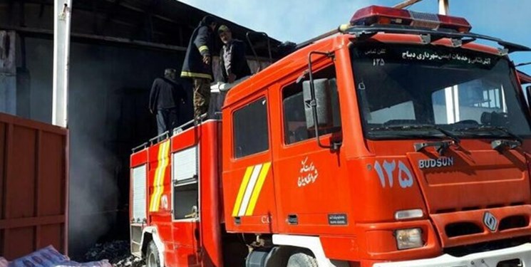 مهار آتش سوزی انبارهای اداره اموال تملیکی در ارومیه/ اطفای حریق ۳ ساعت طول کشید