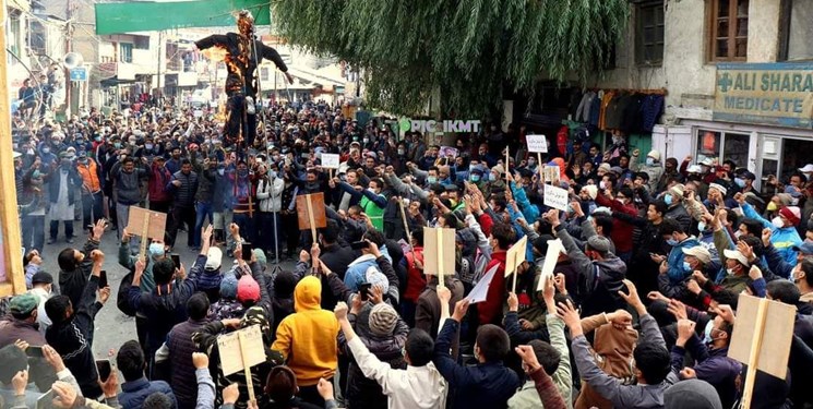 اعتراض مردم کارگیل هند به اقدامات توهین‌آمیز «ماکرون» و «شارلی ابدو»