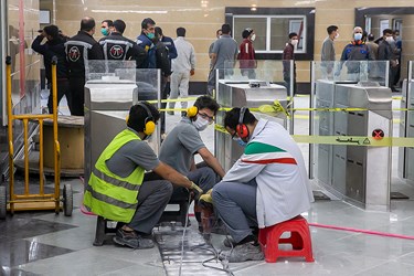 کارگران حاضر در ایستگاه مترو برج میلاد تهران