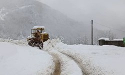 بارش برف سنگین در خلخال/ راهداران در آماده باش کامل هستند