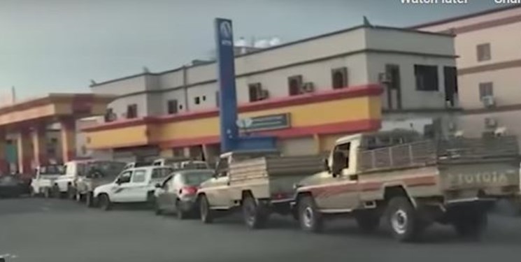 بحران سوخت در جنوب عربستان؛ صف طولانی خودروها مقابل پمپ بنزین