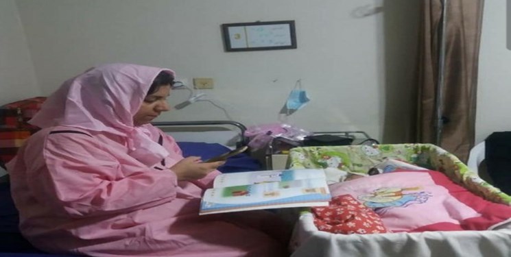 کلاس آنلاین به میزبانی نوزاد چهار ساعته/ حلال کن مامان، کلاسم دیر شد!