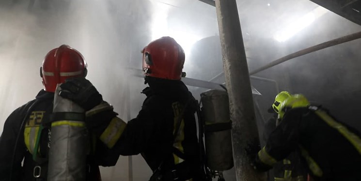 مهار آتش‌سوزی مهیب در کارخانه تولید مشتقات نفتی در حوالی مشهد با تلاش 60 آتش‌نشان