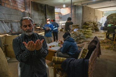  در این بین کارگران به نماز و ناهار  و استراحت پرداخته  تا خستگی کار از تن بدر کنند.