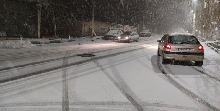 آغاز بارش برف در شمال و شرق استان تهران/ ۲۰۰ راهدار آماده خدمات رسانی به مردم هستند