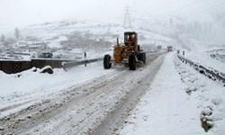 مسدود شدن راه  ۲۰۰ روستا در کهگیلویه و بویراحمد/ نجات جان ۴ معلم ‌گرفتار در برف