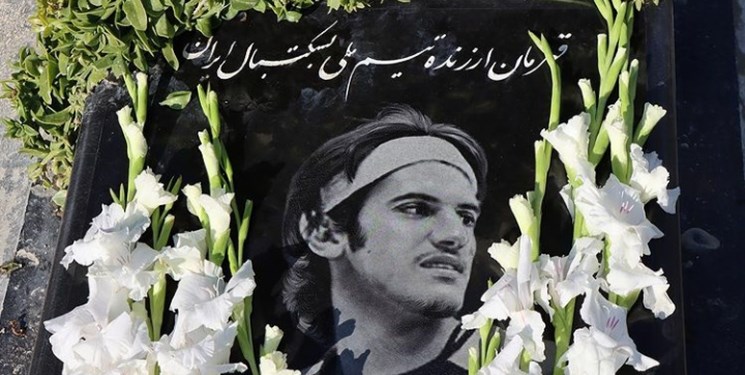 13 سال از رفتن آیدینِ بسکتبال گذشت/ رئیس و کاپیتان بر سر مزار ملی‌پوش سابق+عکس