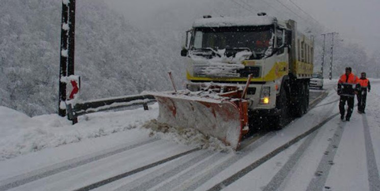بارش سنگین برف در گردنه چری شهرستان کوهرنگ/ عملیات برف‌روبی توسط راهداران آغاز شد