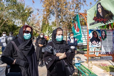 حضور خانواده شهید مدافع سلامت دکتر «نوید ذکری» در مراسم تشییع و خاکسپاری