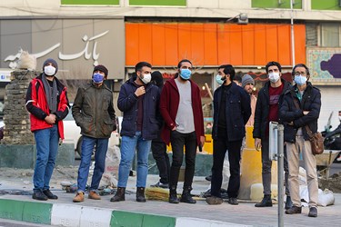 مردم و رهگذران ناظر بر تعویض دیوارنگاره میدان ولیعصر(عج)