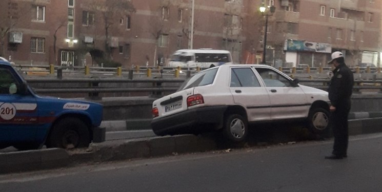 «خواب‌آلودگی» حادثه آفرید/ برخورد شدید پراید با گاردریل تونل توحید