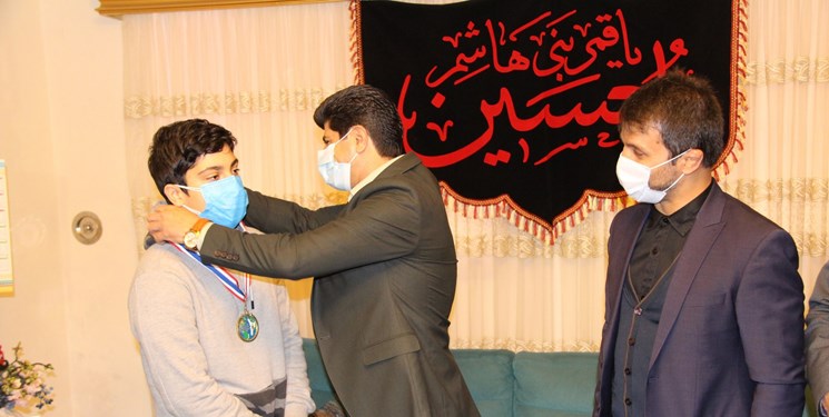 قهرمان جهان مدالش را به خانواده شهید مدافع حرم اهدا کرد + تصاویر و فیلم