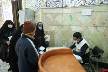بررسی اولیه وضعیت بیماران توسط پزشکان جهادی در «شهید سلیمانی»