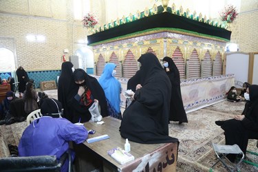 ویزیت رایگان بیماران در طرح «شهید سلیمانی» در جوار امامزاده موسی مبرقع توسط پزشکان زن