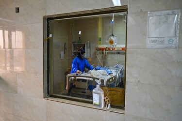تلاش کادر درمان  بیمارستان روحانی بابل در بخش مراقبت های ویژه کرونا