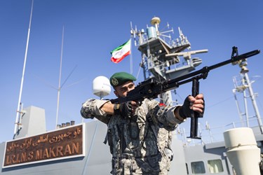 تکاوران نیروی دریایی ارتش جمهوری اسلامی ایران بر روی ناوبندر مکران