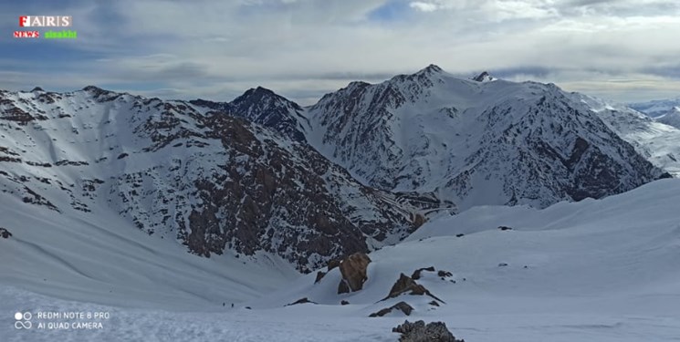 کوه‌نوردان گرفتار شده شیرازی در حال حرکت به سمت پایین قله خرمن دنا