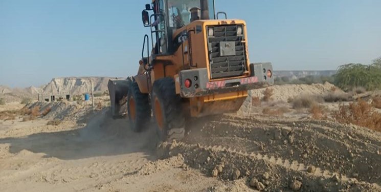 تخریب یک زمین خواری بزرگ در روستای دفاری قشم