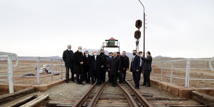 بازید ظریف از مرز ایران با نخجوان/ بازگشایی خط جلفا- نخجوان- ارمنستان / رفع انسداد خطوط مواصلاتی میان کشورهای همسایه