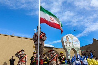 احتزاز پرچم جمهموری اسلامی ایران در آغاز دهه فجر انقلاب اسلامی