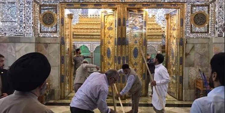 مداحی خادم آستان حضرت عباس (ع) هنگام شست‌وشوی حرم+ فیلم