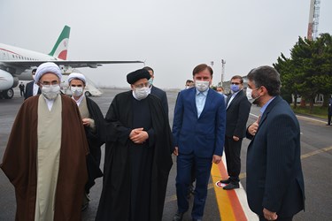 خوش‌آمدگویی رئیس سازمان صداوسیمای گیلان به آیت‌الله رئیسی درفرودگاه سردار جنگل رشت