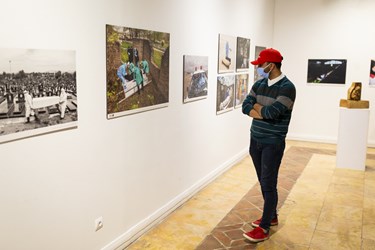 بازدیدکنندگان از بخش عکس نمایشگاه ششمین دوره جشنواره جهانی هنر مقاومت