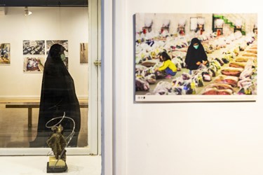 بازدیدکنندگان از بخش عکس نمایشگاه ششمین دوره جشنواره جهانی هنر مقاومت