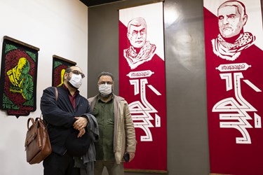 بازدیدکنندگان از بخش کتیبه و پرچم در نمایشگاه ششمین دوره جشنواره جهانی هنر مقاومت