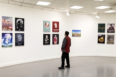 بازدیدکنندگان از بخش تصویرسازی نمایشگاه ششمین دوره جشنواره جهانی هنر مقاومت