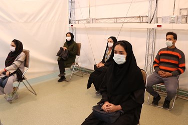 سالن انتظار واجدین شرایط تزریق واکسن کرونا در یزد