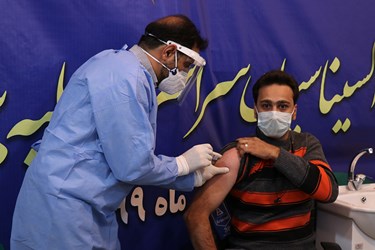 تزریق واکسن کرونا به پرسنل بخش  درمان کرونایی های در بیمارستان شهید صدوقی یزد