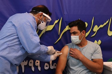تزریق واکسن کرونا به پرسنل بخش  درمان کرونایی های در بیمارستان شهید صدوقی یزد