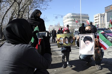 حضور خانواده ها در رزمایش خودرویی مردم اردبیل در جشن انقلاب