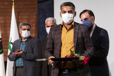 تقدیر از محمد آهنگر عکاس خبرگزاری فارس، برگزیده سوم بخش عکس مدافعان سلامت ششمین دوره جشنواره بین‌المللی هنر مقاومت