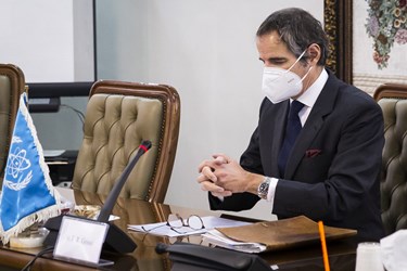 رافائل گروسی مدیرکل آژانس بین‌المللی انرژی اتمی در دیدار با علی اکبر صالحی رئیس سازمان انرژی اتمی