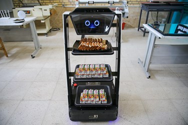 روبات پذیرایی کیوان در مراسم رونمایی از ۵۷ پروژه و محصول فناوری نانو
