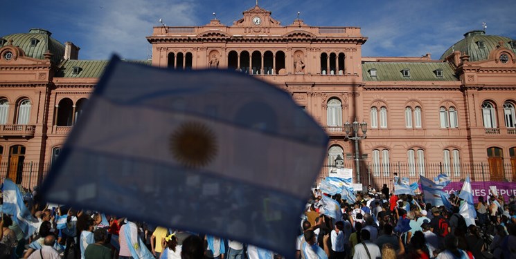 تجمع هزاران آرژانتینی‌ در اعتراض به واکسیناسیون «وی آی پی»