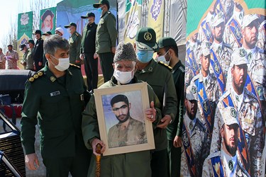 تجلیل از خانواده های شهدا در مراسم اختتامیه سیزدهمین جشنواره جوان سرباز