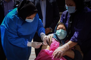 تزریق اولین دوز از واکسن کرونا به سالمندان خوزستانی