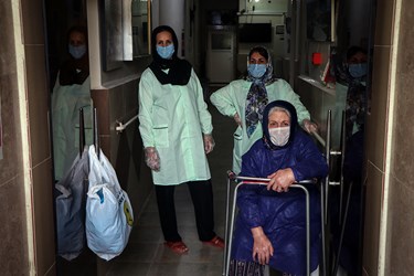 در مجموعه 450 نفر از سالمندان و کارکنان سراهای سالمند خوزستان واکسن کرونا را دریافت می کنند . 