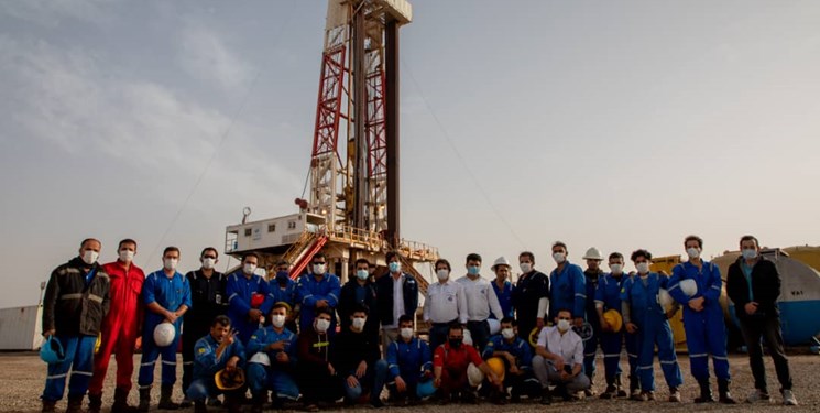 استخدام 50 درصدی نیروهای غیربومی در میدان نفتی آذر